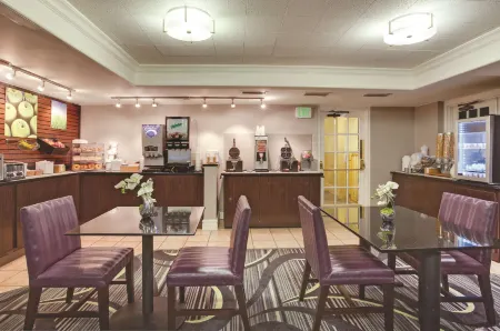 Days Inn by Wyndham Gainesville University I-75 Отели рядом с достопримечательностью «Канапаха Ботаникал Гарденс»