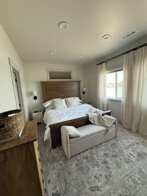 Moses Lake Vineyard Retreat-Waterfront Escapism