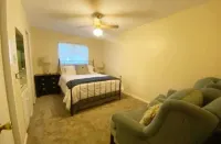 BestStays@King Bee. Large Groups OK.TVs in rooms and Newly Fenced Backyard Hotels near The Village at Cumberland Park