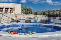 MDC Cave Hotel - piscina