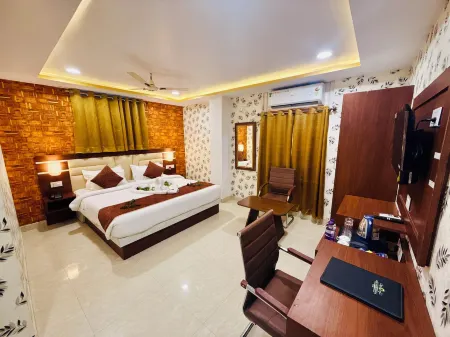 Hotel Golden Crystal Best Hotel in kankarbagh Patna Отели рядом с достопримечательностью «Bharti Mandapam»