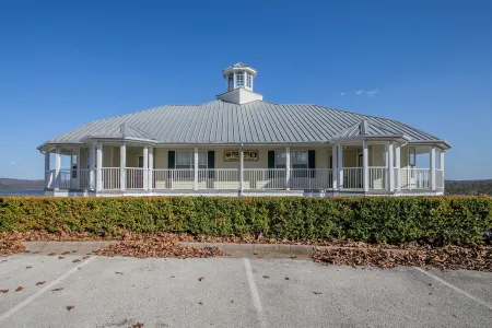 Table Rock Lookout— HUGE Pool & Close to SDC!