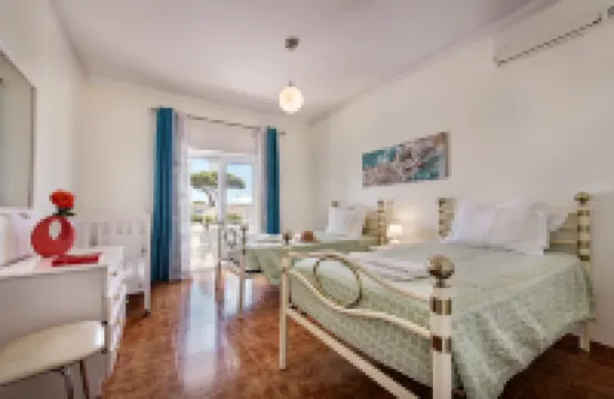 Charming Villa with Private Pool in Vibrant Vilamoura, Free AC and Wifi