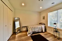 Chic Modern House on the Very Desirable Location In Downtown Wayzata Hotels in Wayzata