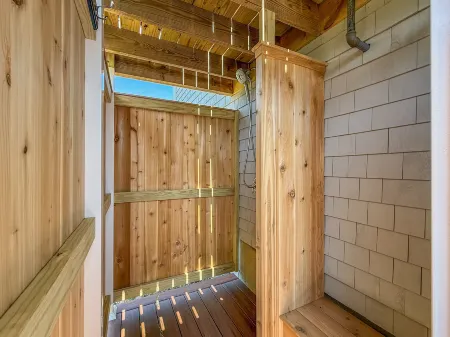 Central Air and Outdoor Living Space - Stunning Coastal Haven Отели рядом с достопримечательностью «Заповедник Форест Бич»