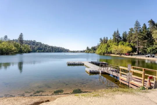 Serene Treetop Getaway- Cozy & Modern Tri-Level Mountain Cabin