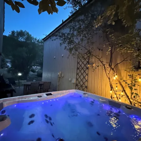 Private Riverfront Home with Hot-Tub, Fireplace. Great Access to Vail & Beaver