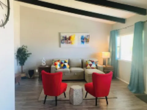 Lovely Designer 1 Bedroom with Free Parking