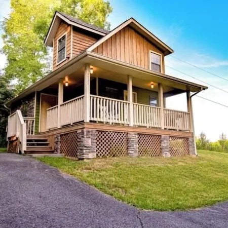 Dog Friendly! Less Than a Mile from Dollywood and a Min Drive to the Parkway
