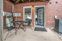 Five Points Dawg Crib on Campus