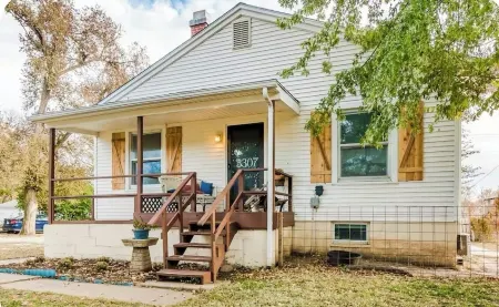 Lower Anderson Cottage: near airport, golf course, winery, stadium and more!