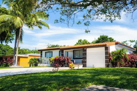 Charming 3BR Miami Home with Stylish Lounge, Coffee Bar & Peaceful Vibes Отели рядом с достопримечательностью «Beijing Mart»