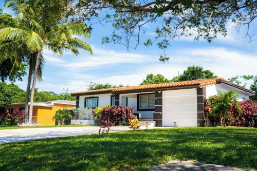 Charming 3BR Miami Home with Stylish Lounge, Coffee Bar & Peaceful Vibes