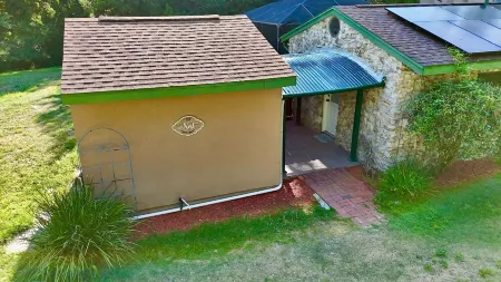 The Nest: Cozy 1-bedroom apartment in fabulous Gainesville with pickleball!