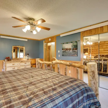 Hill City Log Cabin Along Newton Creek!
