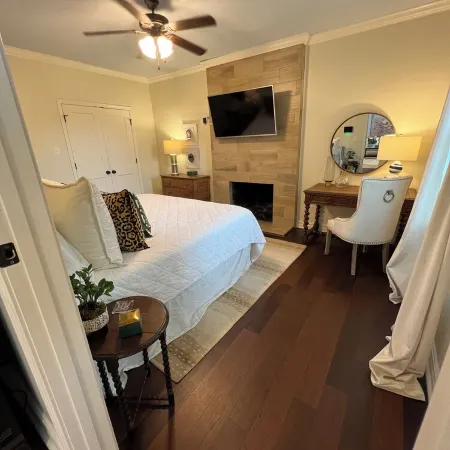 Stylish 3BR in Garden District near parks, river views, Neville High, and ULM.