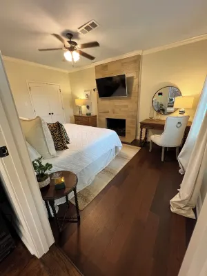 Stylish 3BR in Garden District near parks, river views, Neville High, and ULM.