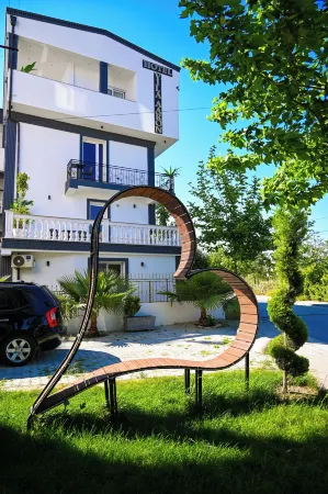 Vila Aaron Отели рядом с достопримечательностью «Beach of Durrës»