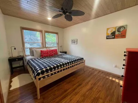 Caribou Sunrise, Lakeside Cabin in the Northwoods!