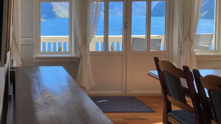 Spectacular Norwegian Fjord with unbeatable view, sauna and hot tub