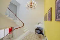 Traditional Corner Townhouse for rent. Ideal for Groups or Families!