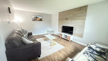 Charming 3-bedroom condo with WiFi and AC in lovely Thunder Bay Отели рядом с достопримечательностью «Terry Fox Monument»