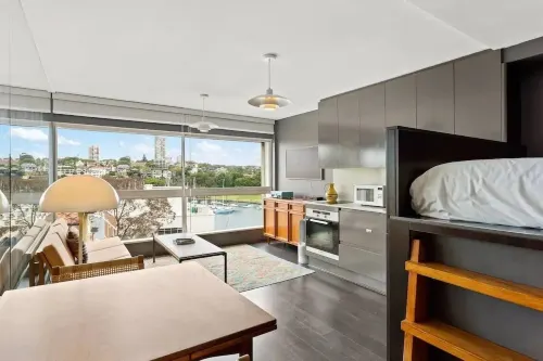 Studio in Harry Seidler Apartment Block in  Elizabeth Bay pad with Water Views فنادق في Elizabeth Bay