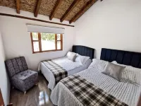 Cabin with view of the mountains and the city, ideal for families and couples. โรงแรมใน