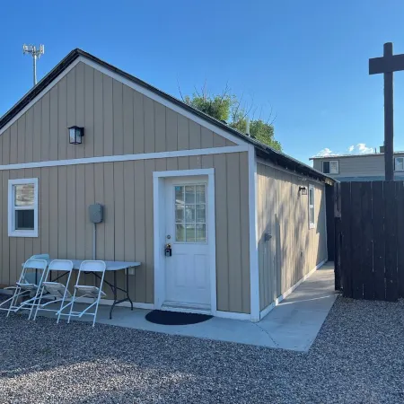 Tranquil 2-bedroom apartment in Lima, MT. Family & Pet friendly.