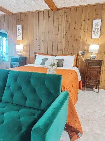 Calm, stylish space. Across the street from the park. Perfect little getaway. Отели в г. Вернон