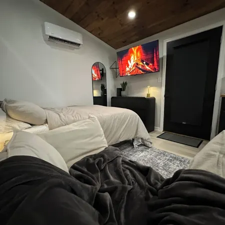 Layla Haus-Tiny Home W/Private Yard ~ Pet Friendly
