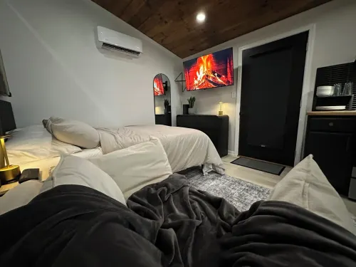 Layla Haus-Tiny Home W/Private Yard ~ Pet Friendly