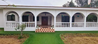 Spacious 3 bedroom family villa,10 minutes from the town. のホテル