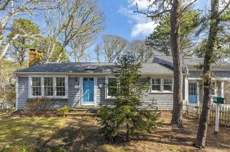 Charming Cape Cod Cottage walking distance to the beach