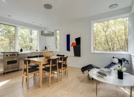 Modernist treehouse nestled in nature w/ access to pvt tennis minutes to ocean. Отели рядом с достопримечательностью «Sag Harbor Historical Museum: The Annie Cooper Boyd House»