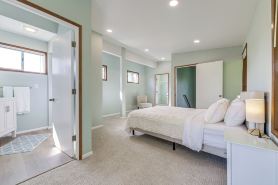 < 1 Mi to Lake Washington: Peaceful Apt in Kenmore