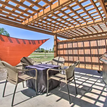 Pet-Friendly Choteau Townhouse with Gas Grill!