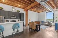 Archview Riverfront Loft – Walk to Stadium, Conventions & Casino - Gated Parking