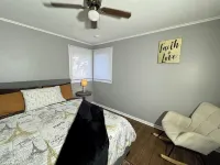 Entire Cozy Home + Free Wifi + Free Parking / Central location nearby freeway فنادق في Park Forest