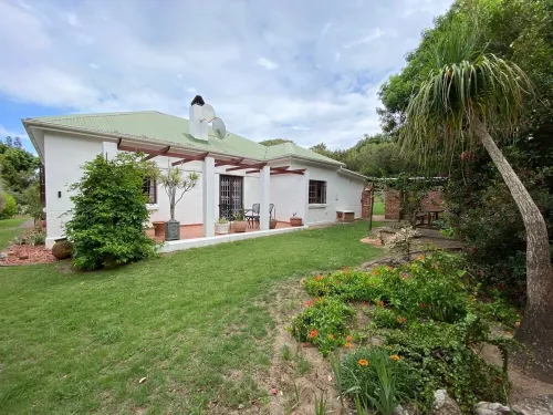 Beautiful, charming property for 6 to 8 people. Pool. Approx. 400m to the golf course