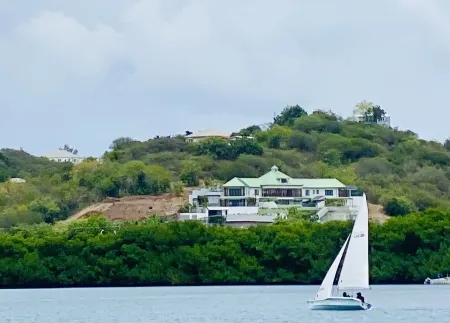 Spacious 1 bedroom apartment with pool, WiFi, AC in charming English Harbor area