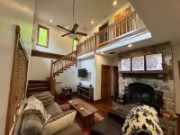 Tranquil Cardinal Hill Cabin- Perfect for Relaxation & Exploration. Pet Friendly