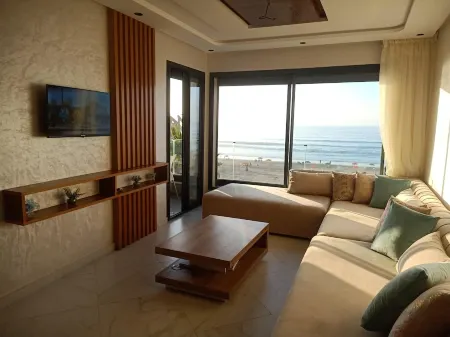 Très bel Appartement Avec une vue Magnifique sur mer Отели рядом с достопримечательностью «Parc De Jeu Enfants المغرب العربي»