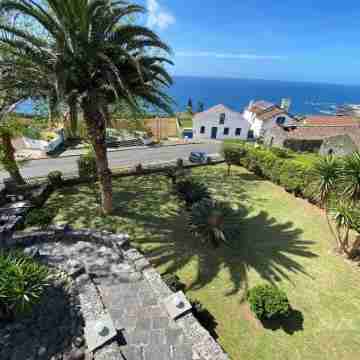 The ideal getaway: magical sunset, beach nearby, and top attractions close by. Hotel Exterior