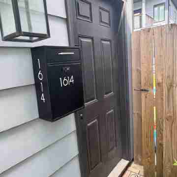 Charming 1-bedroom carriage house apartment with private garage Others