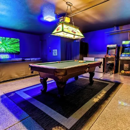 The Golden Oasis : Pool & Game Room 4BDRM 3BATH 12BED