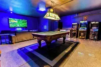 The Golden Oasis : Pool & Game Room 4BDRM 3BATH 12BED