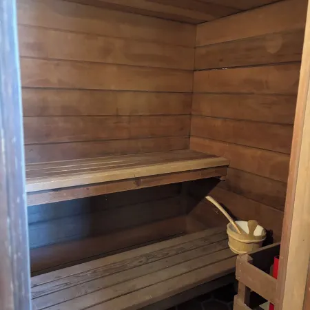 3-bedroom chalet in marvelous Ellicottville with WiFi, sauna, deck and grill