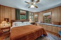 Private and Spacious Cabin with Hot Tub, Pool Table and Arcade