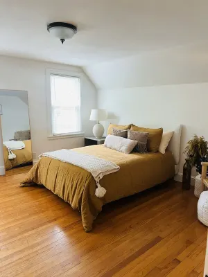 Quaint Cape Style Brick 3-bedroom Home in Peaceful Pioneer Valley Các khách sạn gần Land of Providence